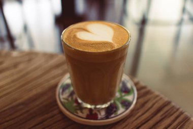 Kalpli Latte kahve. Aşk ve sevgililer günü kavramı.