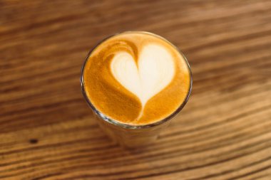 Kalpli Latte kahve. Aşk ve sevgililer günü kavramı.