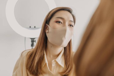 Makyajcı kadın işte ve modeline makyaj yapıyor..