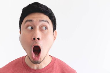 Beyaz arka planda izole edilmiş komik bir adamın şok olmuş yüzü..