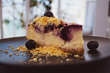 Kafede siyah tabakta yaban mersinli kek..