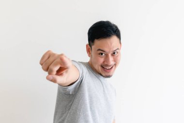 Adam kameraya heyecanlı bir yüz ifadesiyle bakıyor..