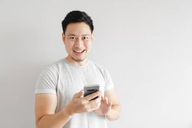 Adam akıllı telefondaki başvurudan memnun..