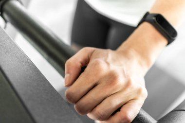 Koşu bandındaki kadın. Kadın vücudu uzvu ve egzersizi kavramı.