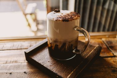 Süt köpüklü ve baharatlı buzlu kahve..