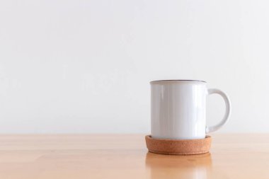 Beyaz arka planda beyaz kahve fincanı..