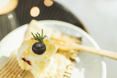 Limonlu keki kafede beyaz bir tabakta ısır..