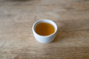 Çin çay fincanında sıcak çay ya da masada Gaiwan..