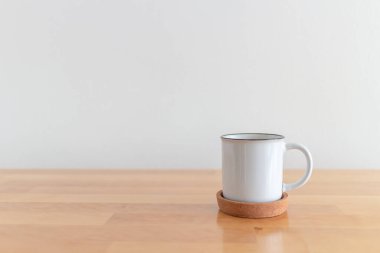 Beyaz arka planda beyaz kahve fincanı..