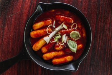 Kore Tteokbokki veya kızartılmış pirinç keki popüler bir Kore yemeğidir..