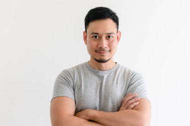 Gri tişörtlü mutlu ve kendine güveni tam bir adam..