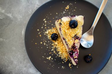 Kafede siyah tabakta yaban mersinli kek..