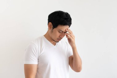 Ciddi ve üzgün adam beyaz arka planda beyaz tişört giyer..