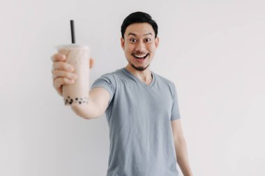 İnsan beyaz arka planda izole edilmiş Boba çayıyla mutlu olur..