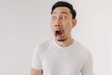 Beyaz arka planda soyutlanmış bir adamın komik ve şaşkın yüzü.