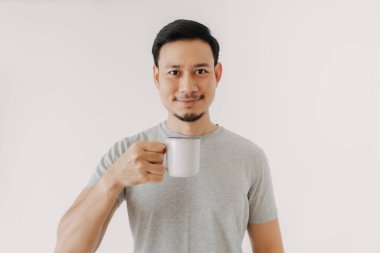 Mutlu adam beyaz arka planda izole edilmiş bir fincan kahve tutuyor..