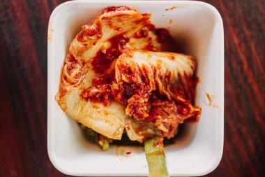 Ev yapımı lahana kimchi küçük bir fincanda servis edilir..