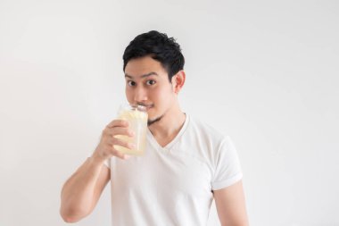 Adam beyaz arka planda buzlu limonlu soda içiyor..