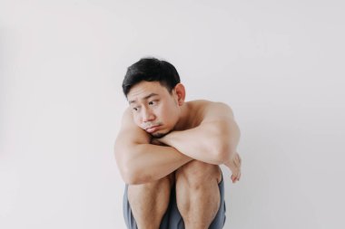 Yalnız adam oturur ve dizlerinin üzerinde dinlenir. Yalnız bekar adam kavramı.