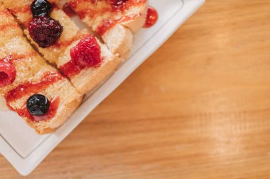 Kirazlı ve çilekli tost ekmeği.