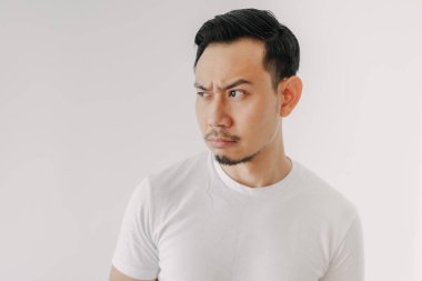 Beyaz tişörtlü suratsız adam beyaz arka planda izole edilmiş..