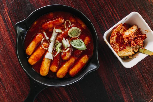 Tteokbokki coreano o tortas de arroz frito es una comida coreana popular. — Foto de Stock