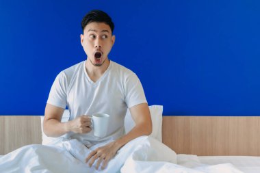 Şok olmuş ve şaşırmış bir adam boş bir alana bakar. Sadece yatakta uyanır..