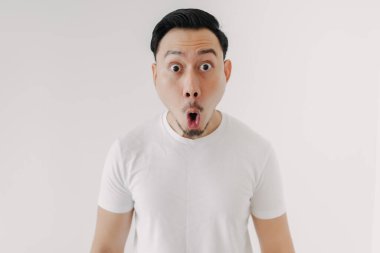 Beyaz arka planda soyutlanmış bir adamın komik ve şaşkın yüzü.