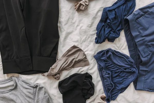 Vestiti sul letto. Concetto di lavori domestici e pulire i vestiti. — Foto Stock