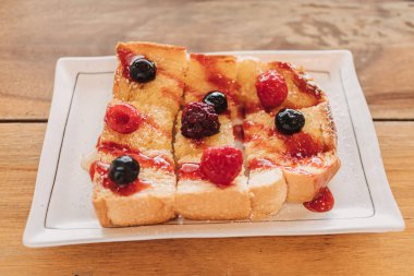 Kirazlı ve çilekli tost ekmeği.