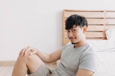 Adam evinde karantinadayken rahatlıyor..