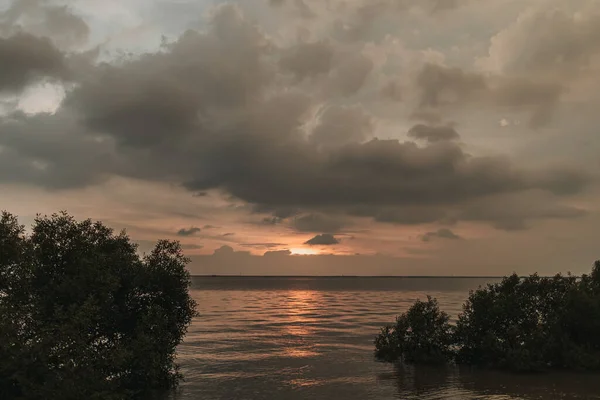 Océano atardecer con nubes tormentosas en el cielo. — Foto de Stock