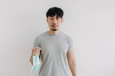 Aşağılık adam evdeki karantinayı bitirdikten sonra maskesini çıkardı..