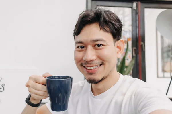 L'uomo felice sta bevendo caffè caldo della bevanda nel caffè. — Foto Stock