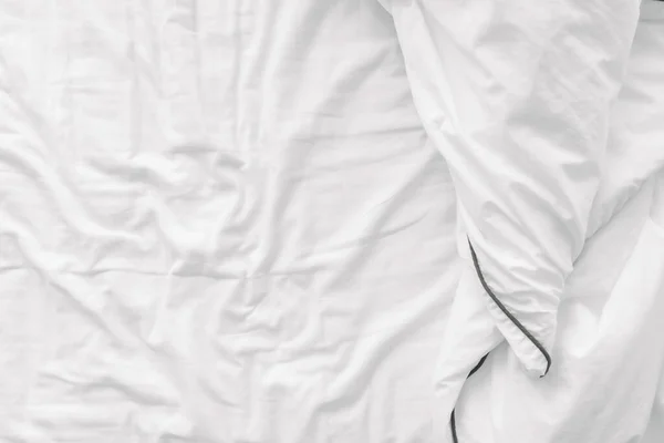 Yatağın üzerinde battaniyenin beyaz arkaplanı. — Stok fotoğraf