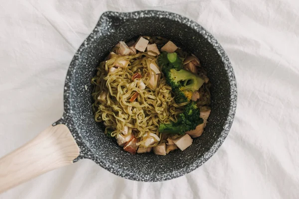 Chicken noodle with broccoli served in a boiler. — Stock Photo, Image