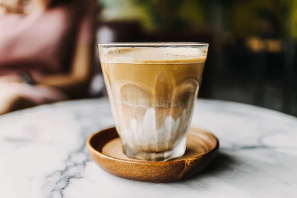 Vuile Latte koffie met marmeren textuur op de koffie en de tafel. — Stockfoto