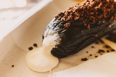 Kafede kremalı kremalı siyah çikolata ekmeği..