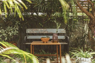 Kahve bahçesindeki koltuklar dinlenme ve dinlenme konsepti..