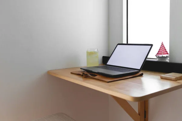 여름에는 레몬 소다와 긴장을 푸시고 노트북 작업을 하 세요. 집에서 하는 일. — 스톡 사진