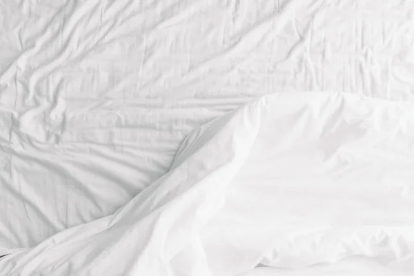 Fundo branco de cobertor na cama. — Fotografia de Stock
