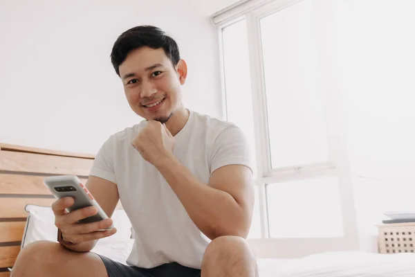 Homem feliz usar um aplicativo no smartphone. Conceito de melhor aplicativo móvel. — Fotografia de Stock