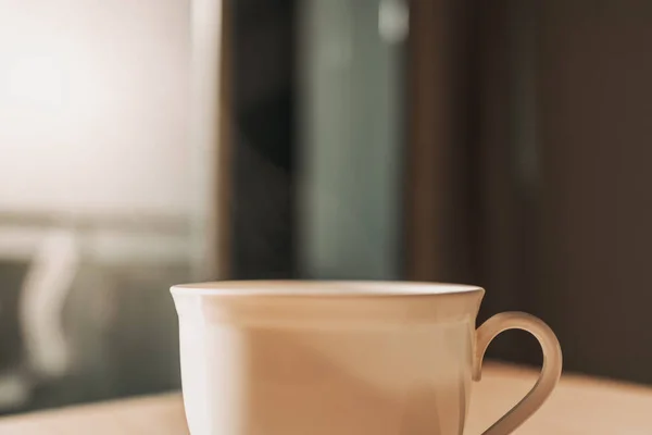 Copa caliente de bebida en la mesa a la luz del sol de la mañana tranquila. — Foto de Stock