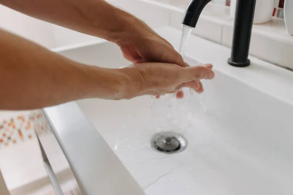 バスルームで手を洗う人。健康と保護の概念. — ストック写真