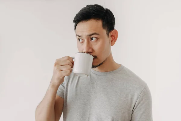 L'uomo sta bevendo caffè o tè isolato su sfondo bianco. — Foto Stock