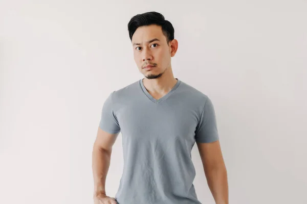 Retrato normal de un hombre con una camiseta azul aislada sobre fondo blanco. — Foto de Stock
