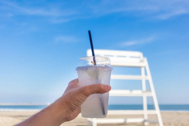 Yazın sahilde taze soda içmek..