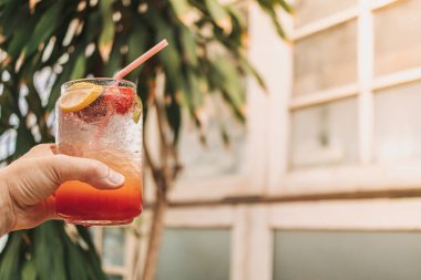 El ele tutuşma kavanozu karışık İtalyan gazozu. Yazın içki kavramı.