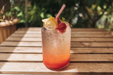 İtalyan gazozu ve limon yazın ahşap masada servis edilir..