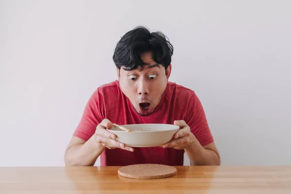 Wow e sorpreso faccia divertente di uomo mangiare pasta istantanea. — Foto Stock